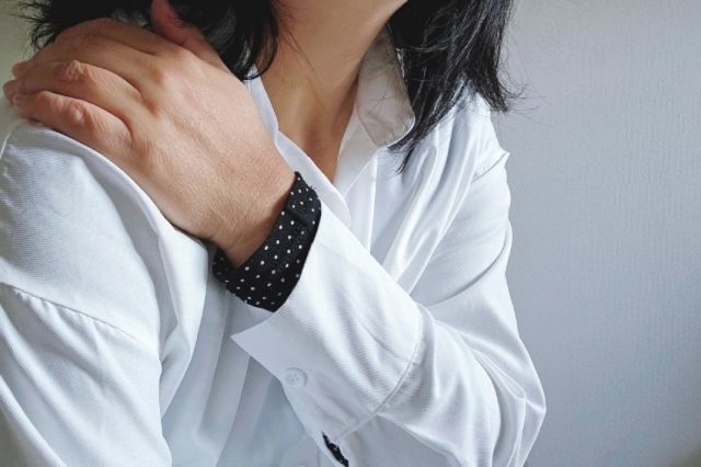 50代介護職の肩こりと首の痛みが4回で改善し、ケアマネ資格も取得できた症例