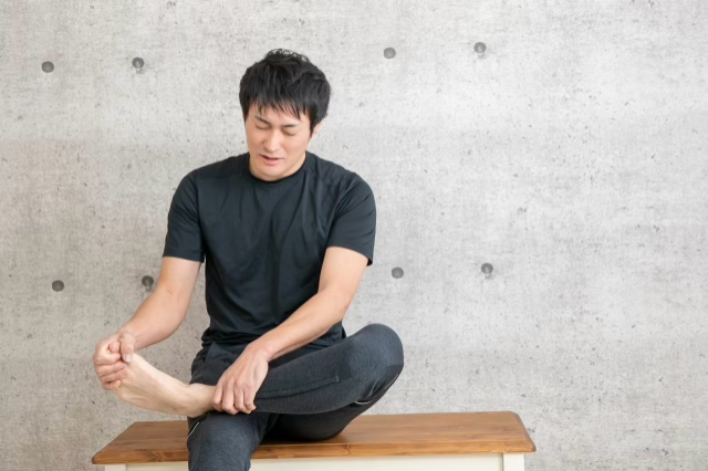 病院で治らない足の甲の痛みが3週間で軽減！骨折後も続く足の痛みの原因と治し方