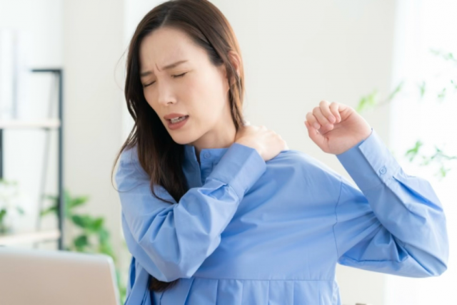 肩の痛みが治らない原因！腕や指の痛みも改善した50代女性の事例